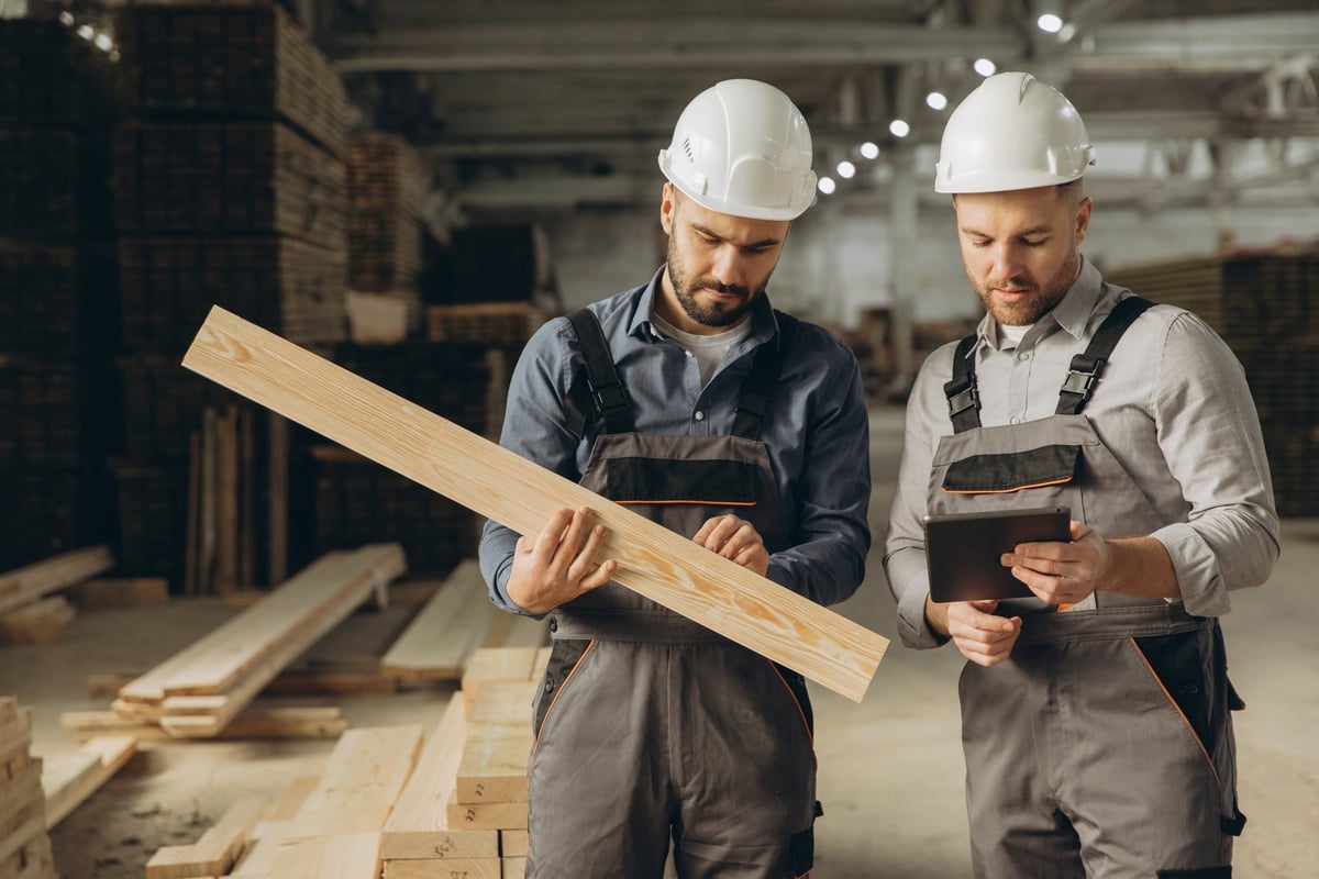 Equipe Casa Crolman inspecionando materiais de construção